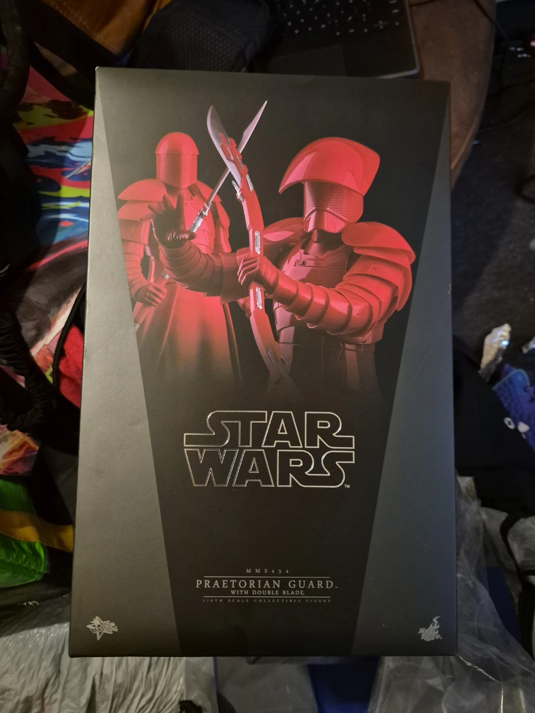Star Wars Praetorian Guard with Double Blade Collectible Figure - photo 4