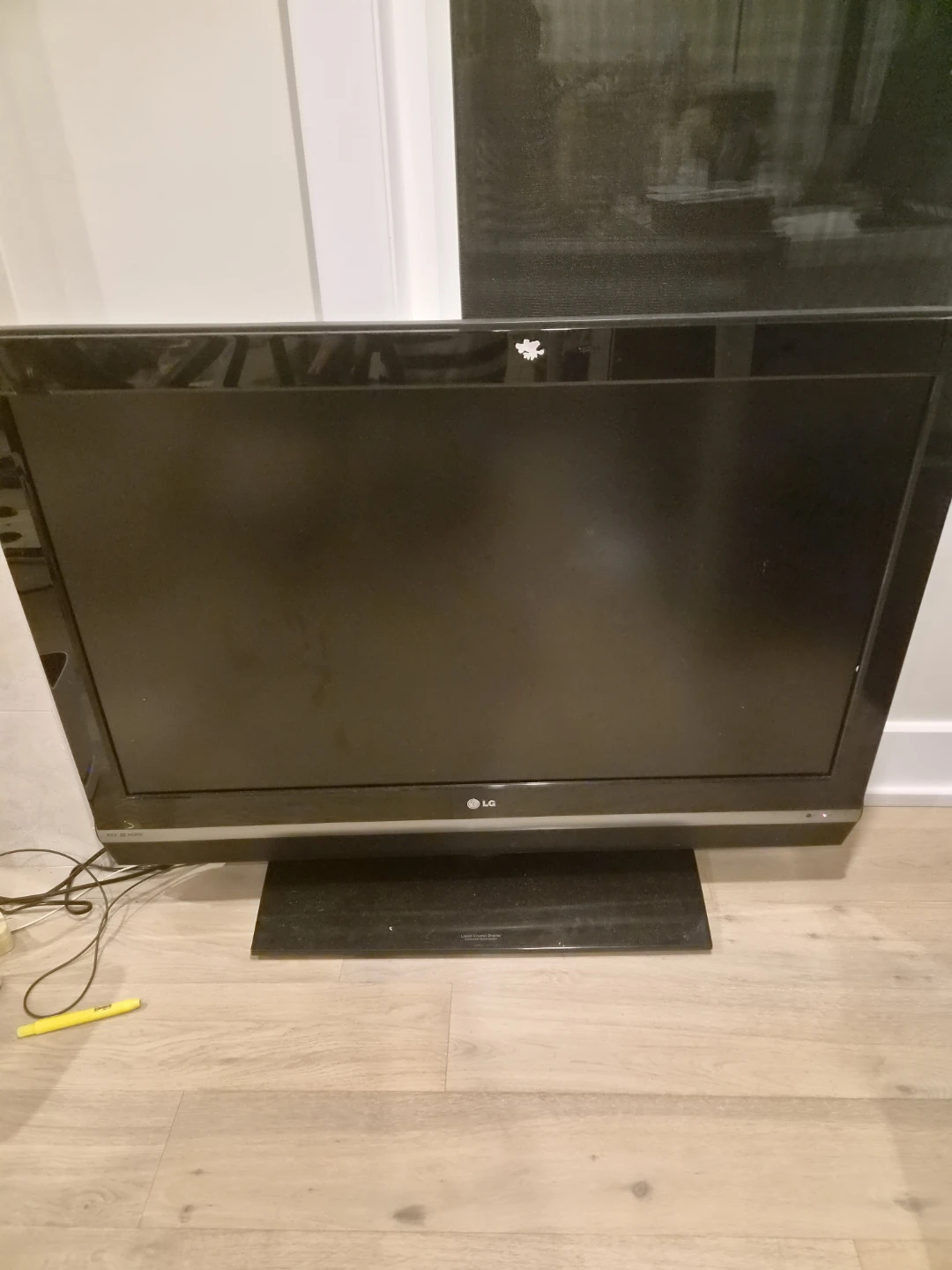 LG Flat Screen TV - photo 2