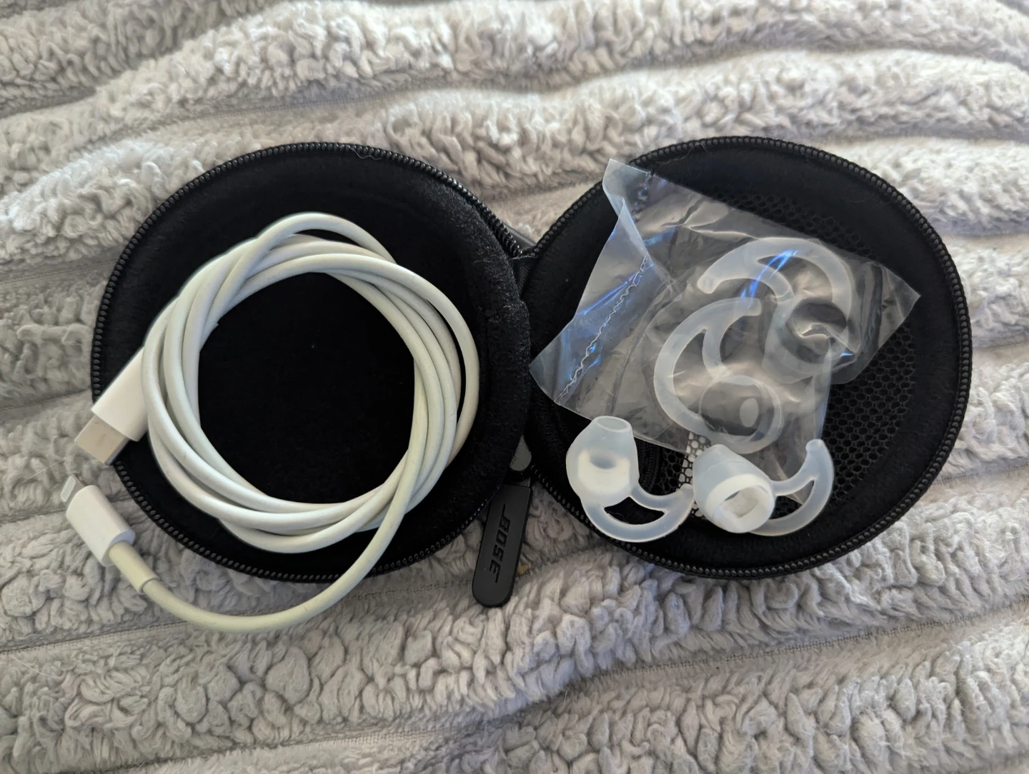 Bose Charging Case with Cable and Ear Tips - photo 3