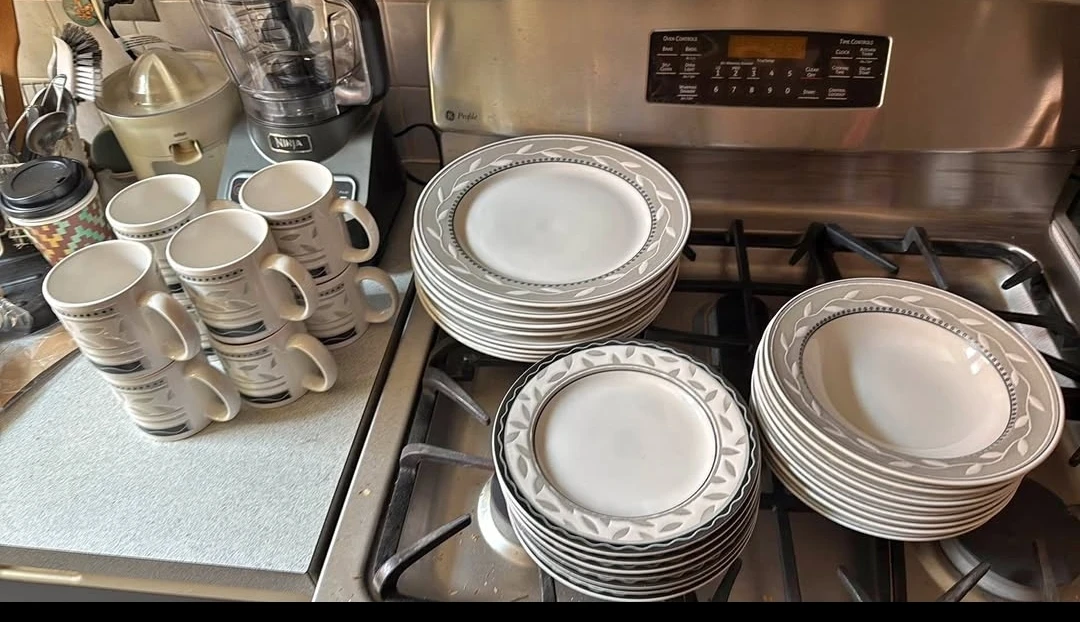 Like new Ceramic dinnerwear set