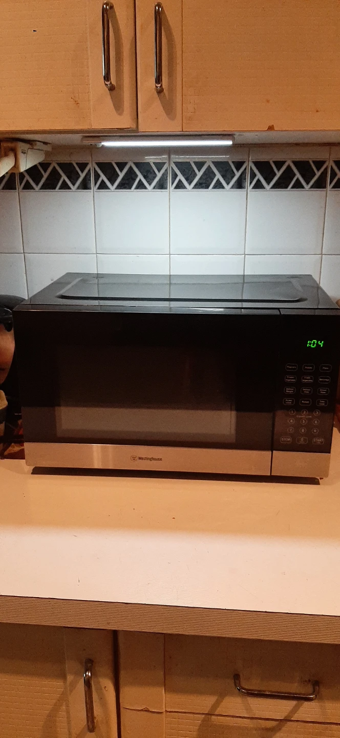 Westinghouse Compact Black Microwave READ DESCRIPTION ON SIZE