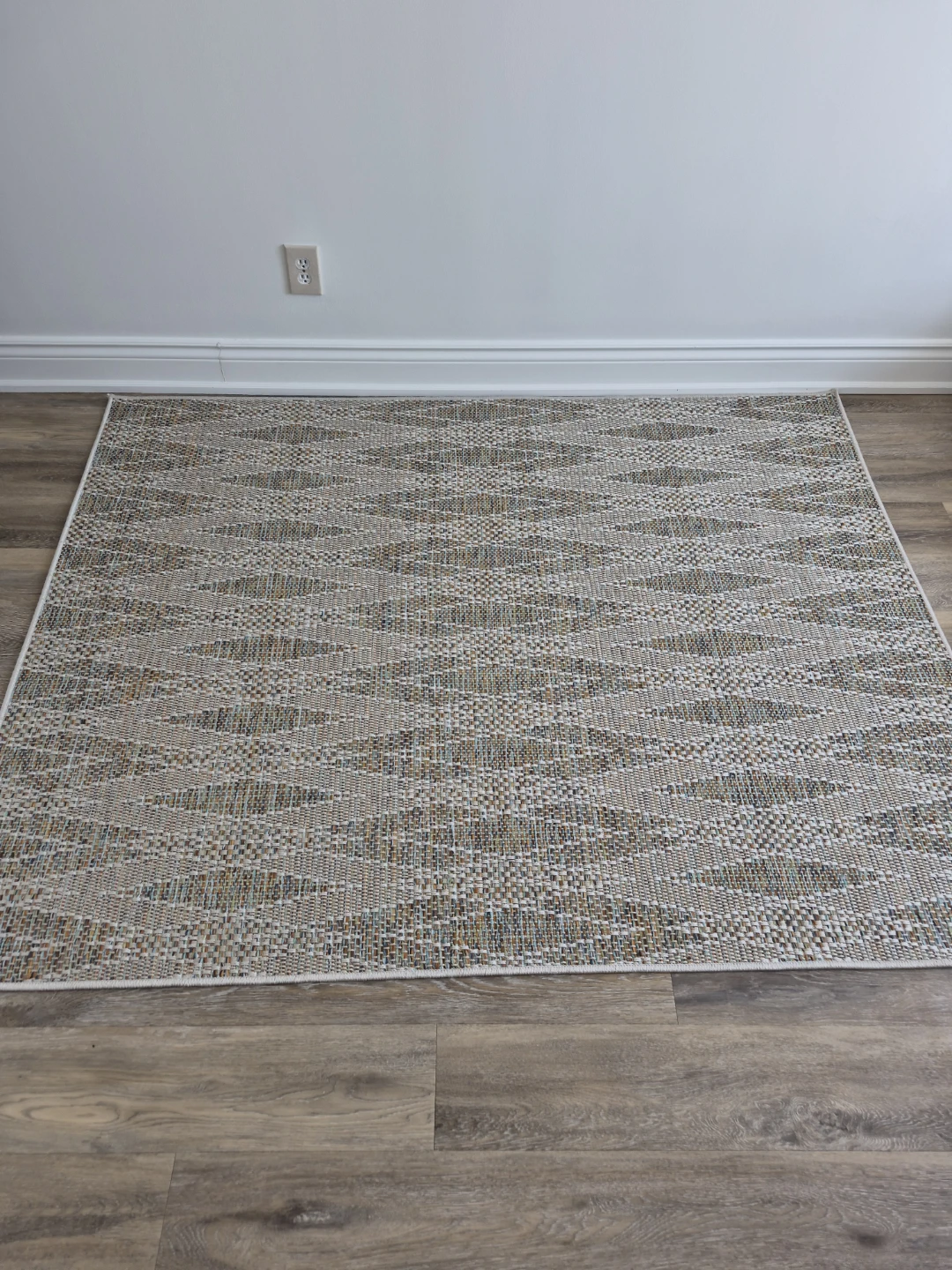Geometric Diamond Pattern Area Rug - photo 4