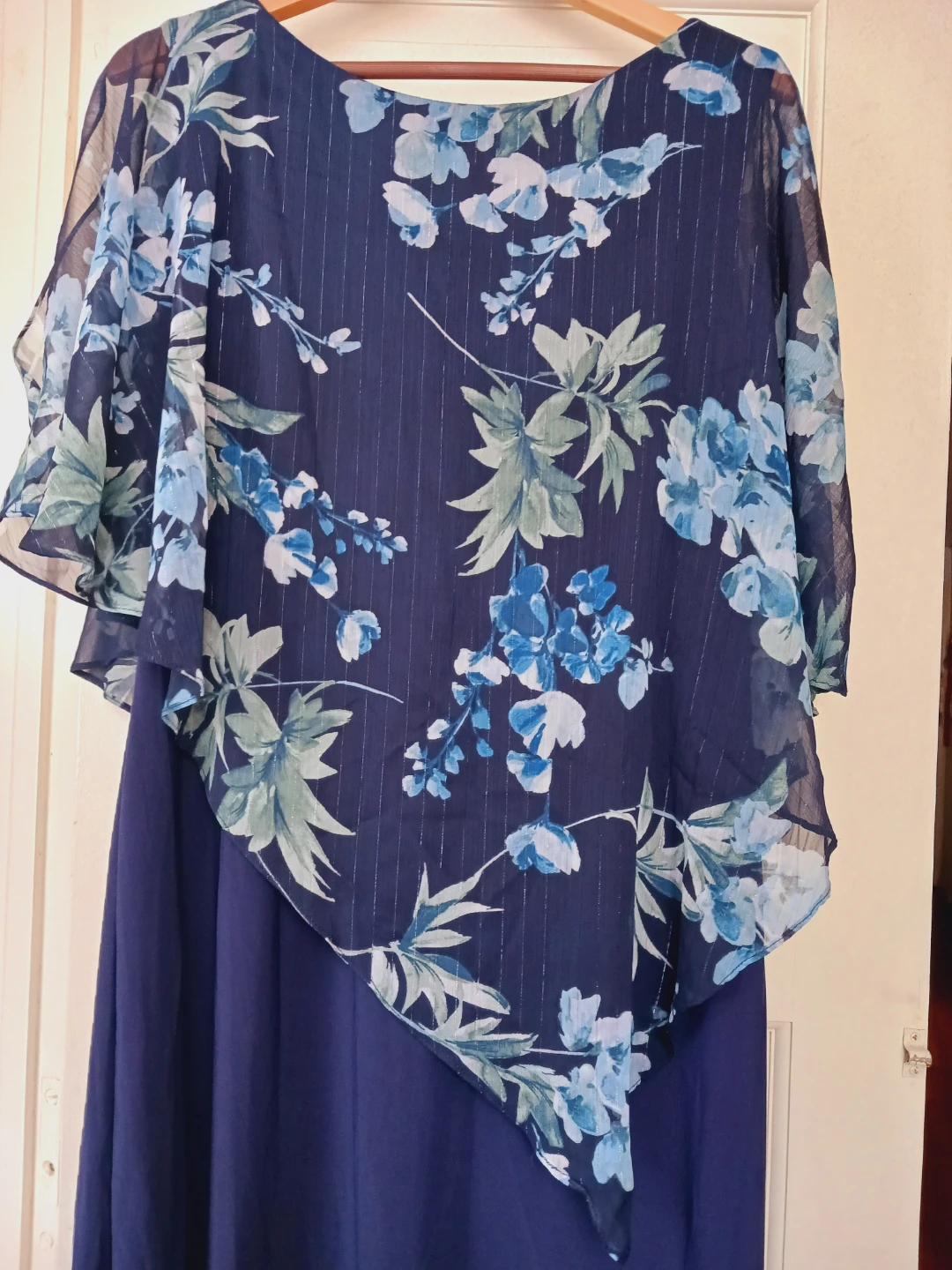 New !! Beautiful Navy Blue Floral Dress. Size 18. - photo 3