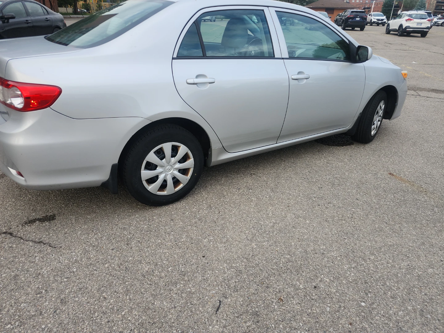 Silver Toyota Corolla certified CLEAN CARFAX ONE OWNER - photo 5