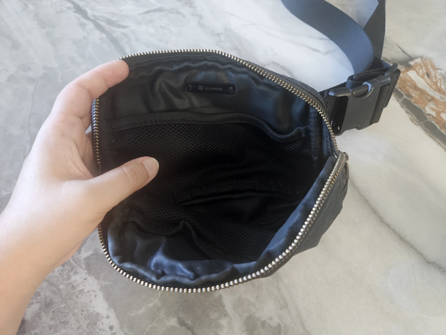 Lululemon Everywhere Belt Bag - Black ( 1 Litre ) - photo 4