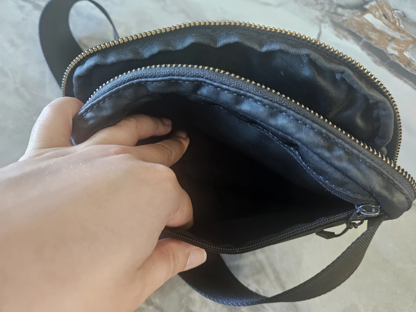 Lululemon Everywhere Belt Bag - Black ( 1 Litre ) - photo 5