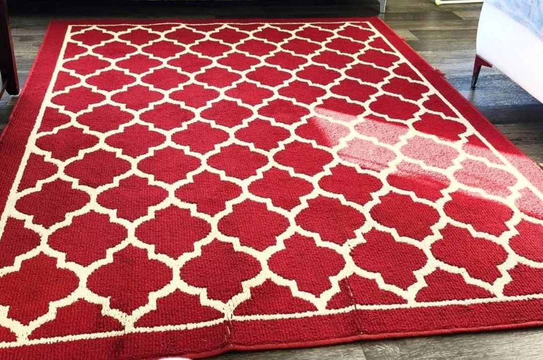 Red and white quatrefoil area rug 5×7 feet