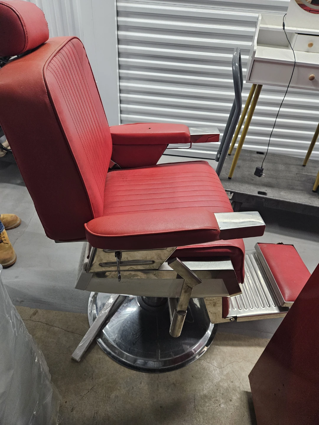 Red Barber Chair with Footrest - photo 4