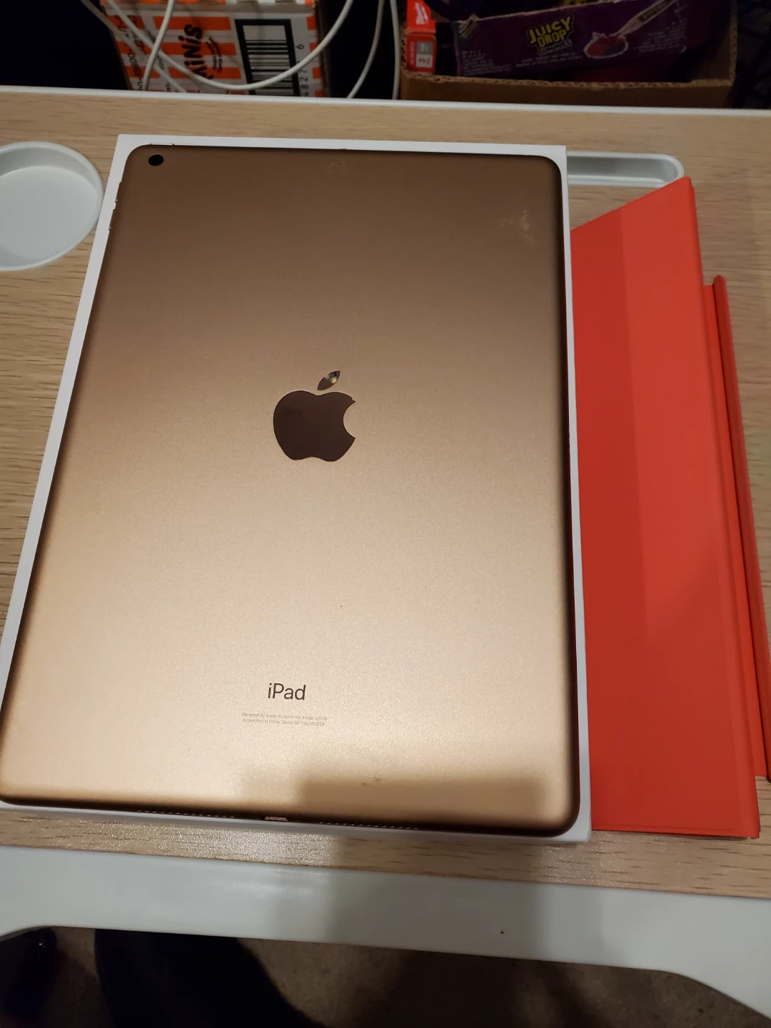 ipad 8 gold 32gb WIFI w smartcover.