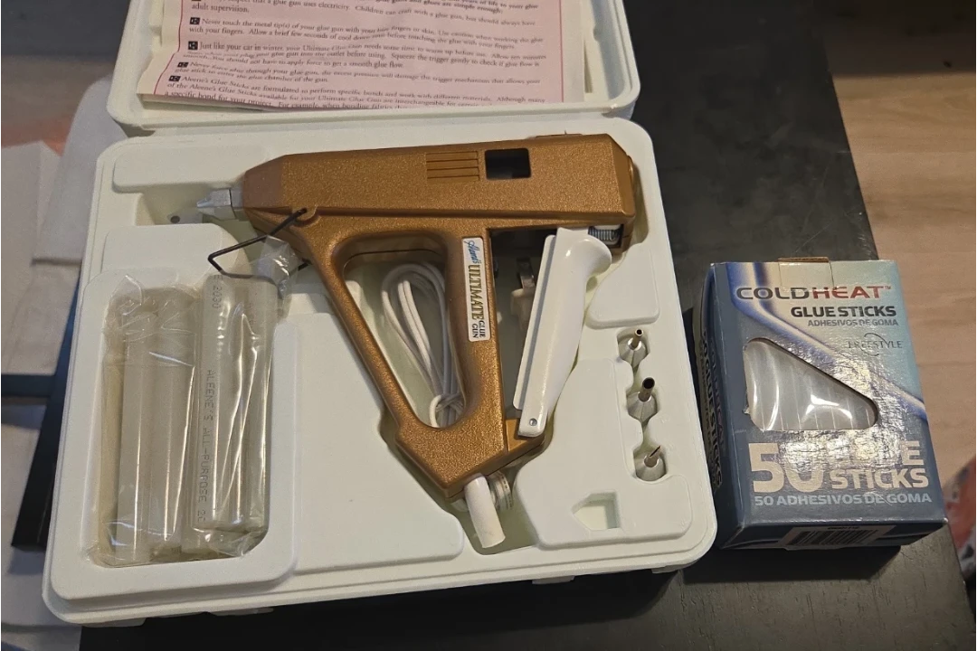 Aleene's Ultimate Glue Gun with 50 Glue Sticks
