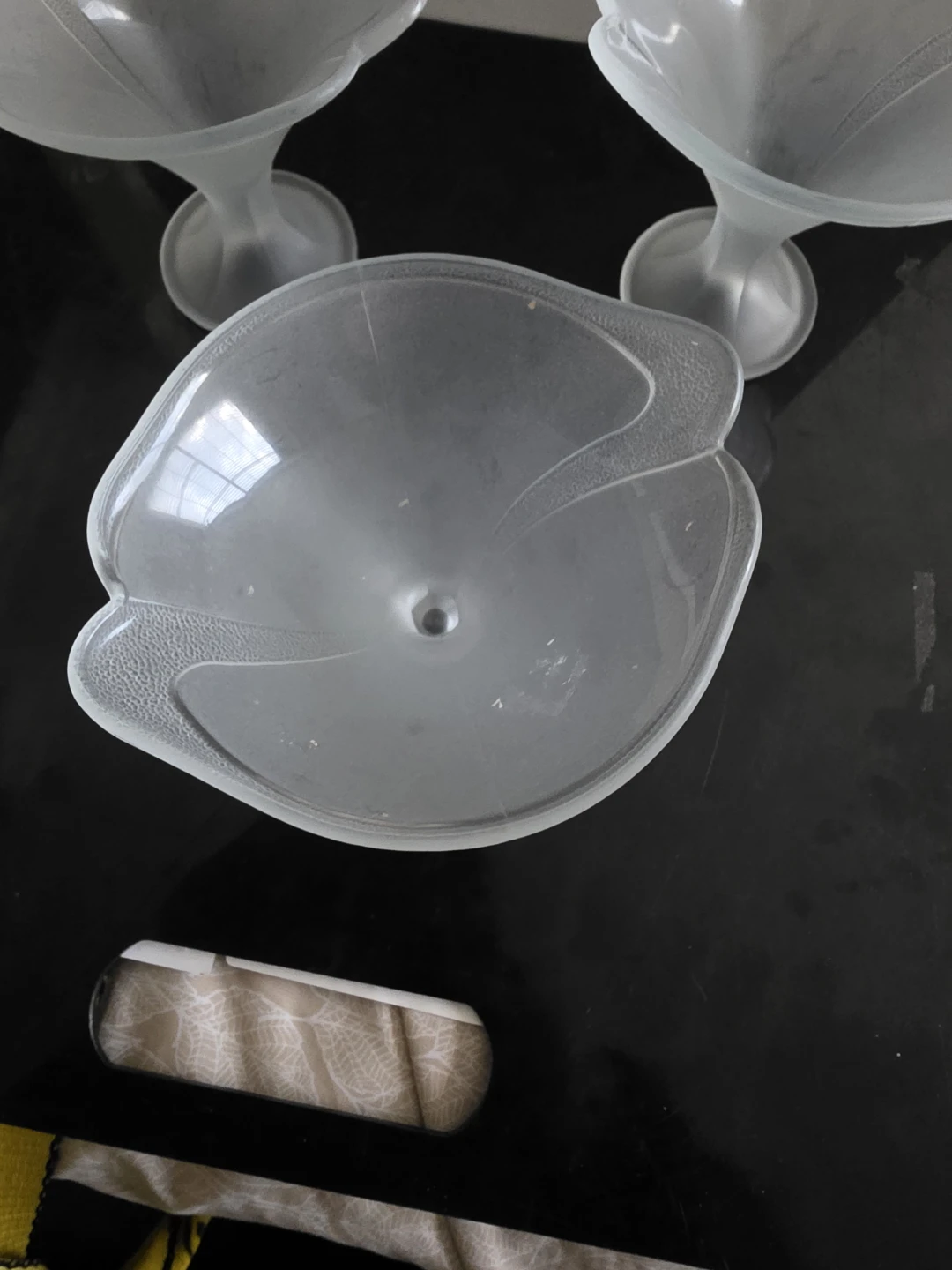 Set of 3 frosted glass dessert bowls - photo 3
