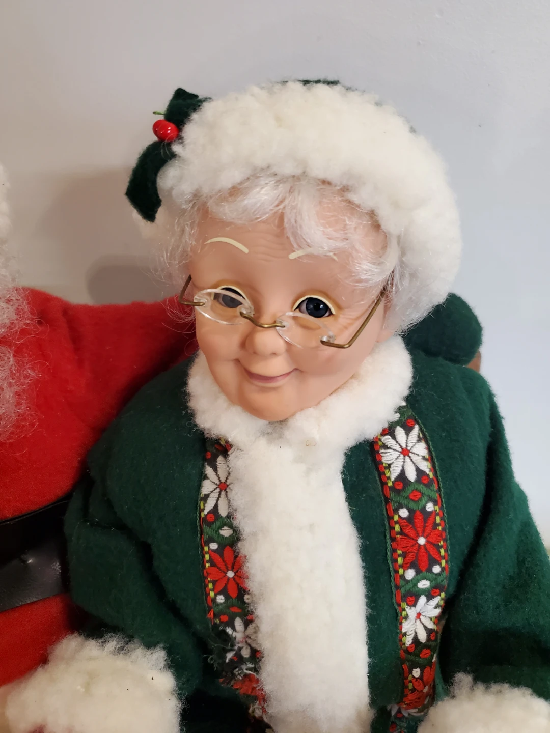Holiday Creations Mr & Mrs Claus on Log Bench – Motionette - photo 3