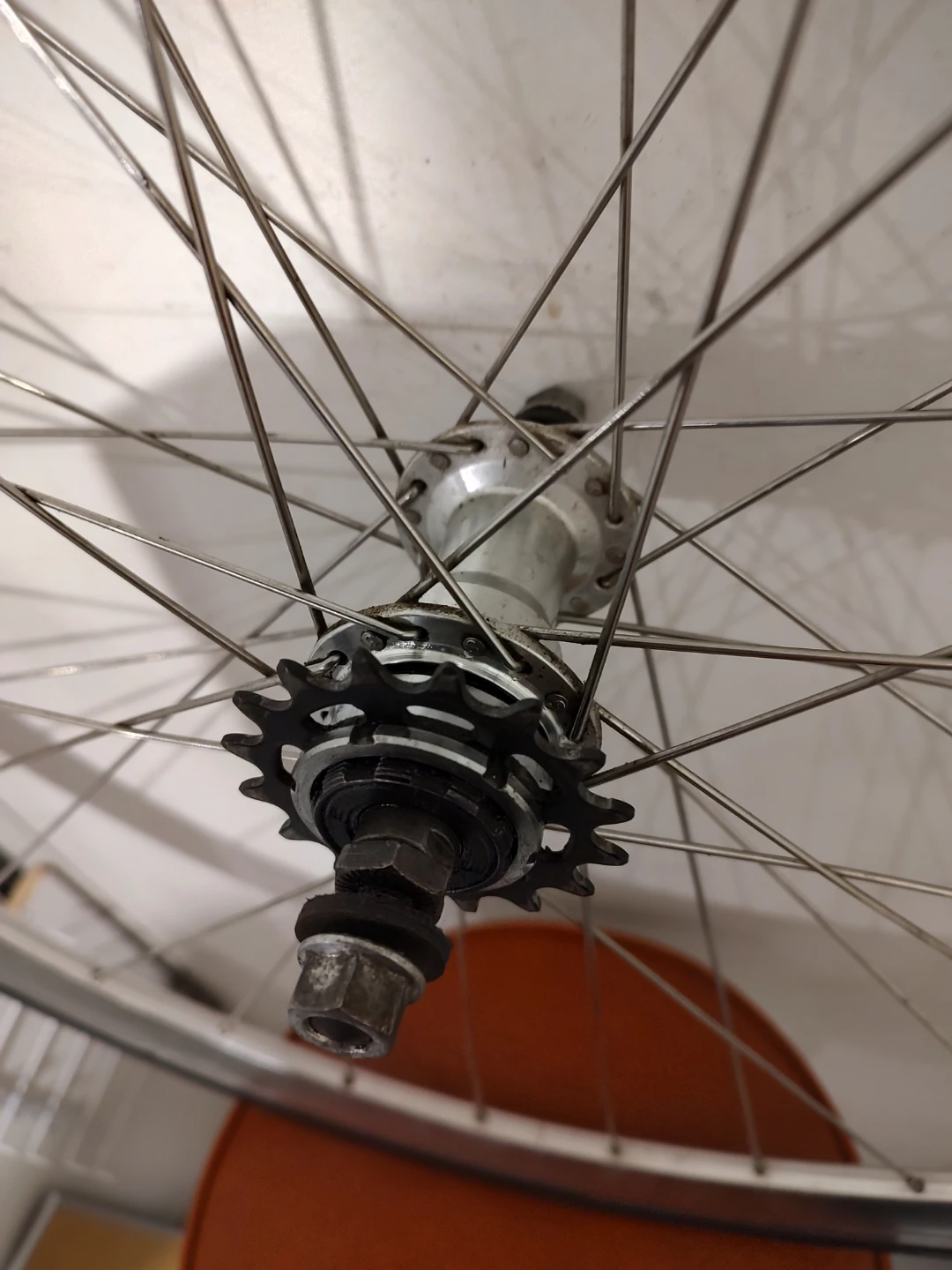 For sale 700C single speed rear wheel with tube and tire - photo 2