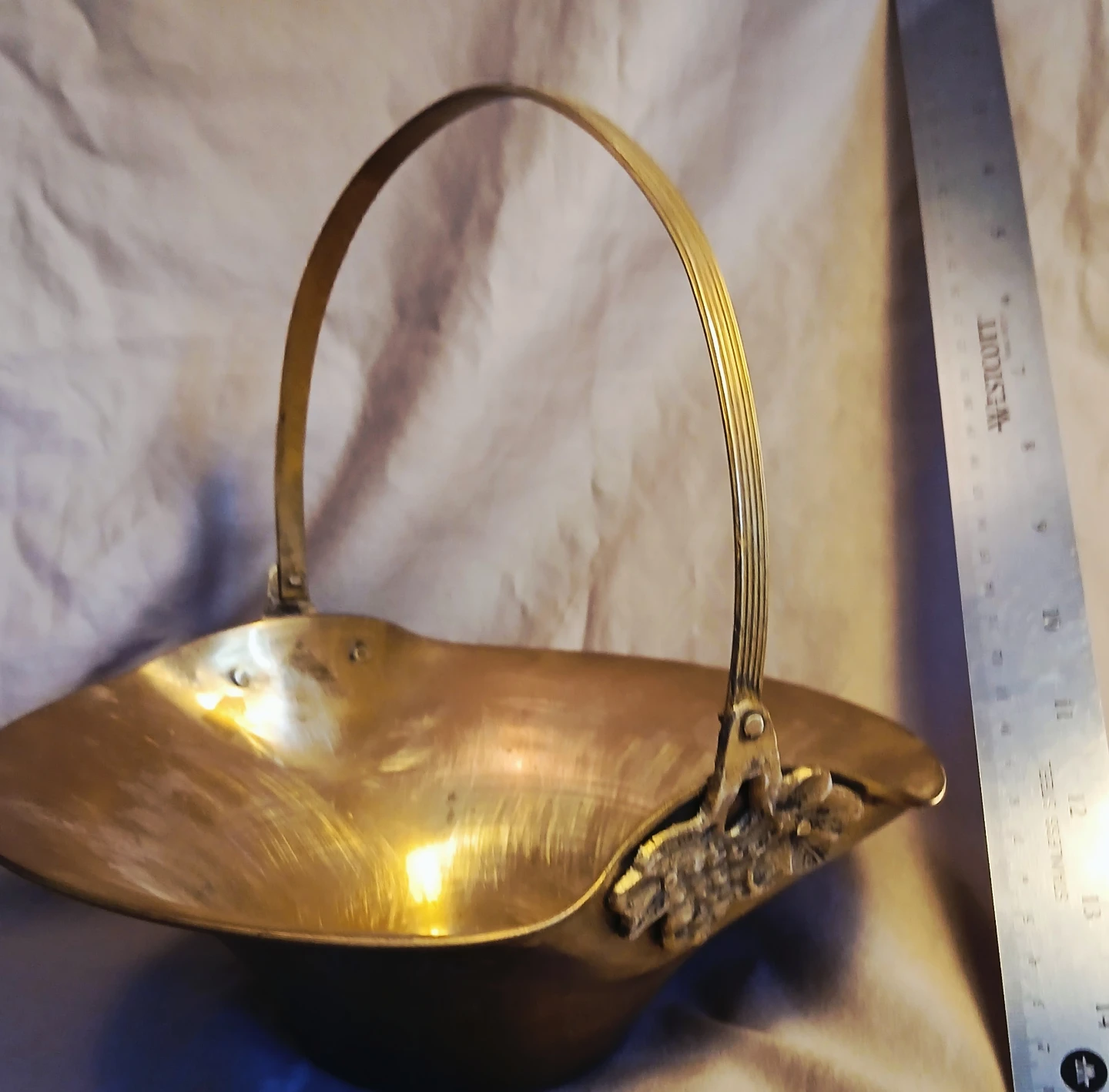 Brass Basket with Handle and Grapevine Decoration - photo 3