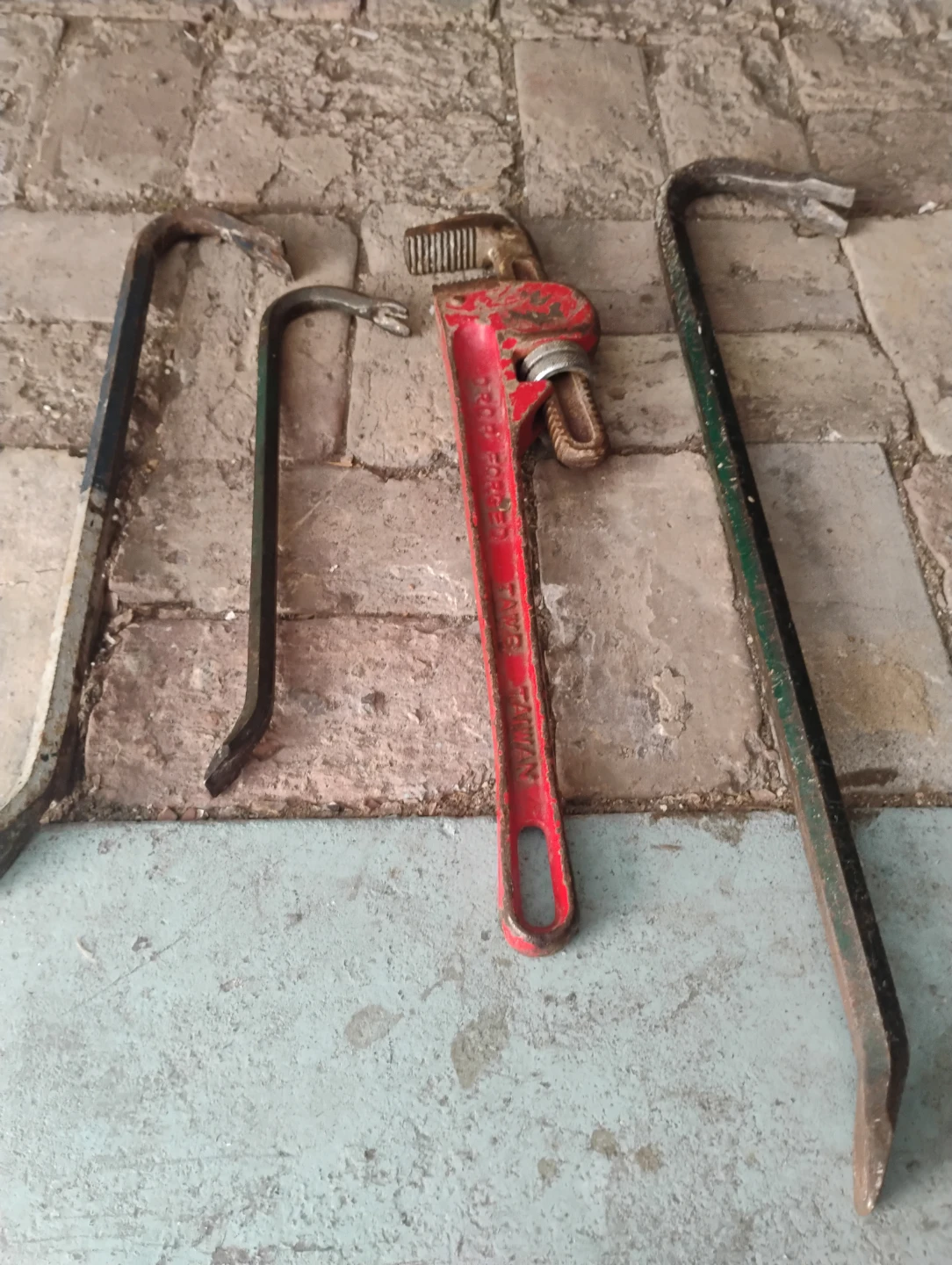 Pipe Wrench and Pry Bars Set
