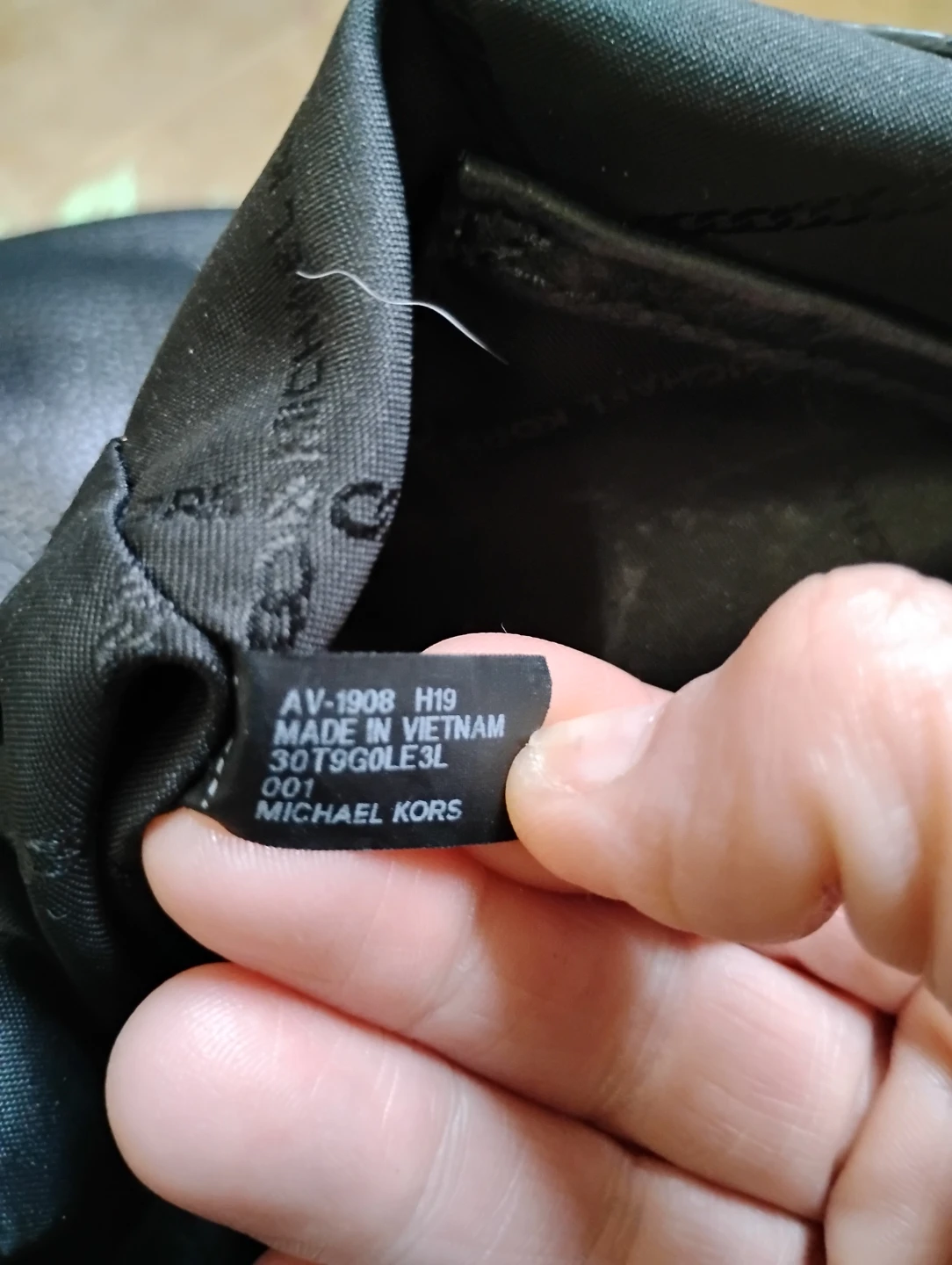 Michael Kors Authentic  Black Leather Shoulder Bag $200 - photo 5