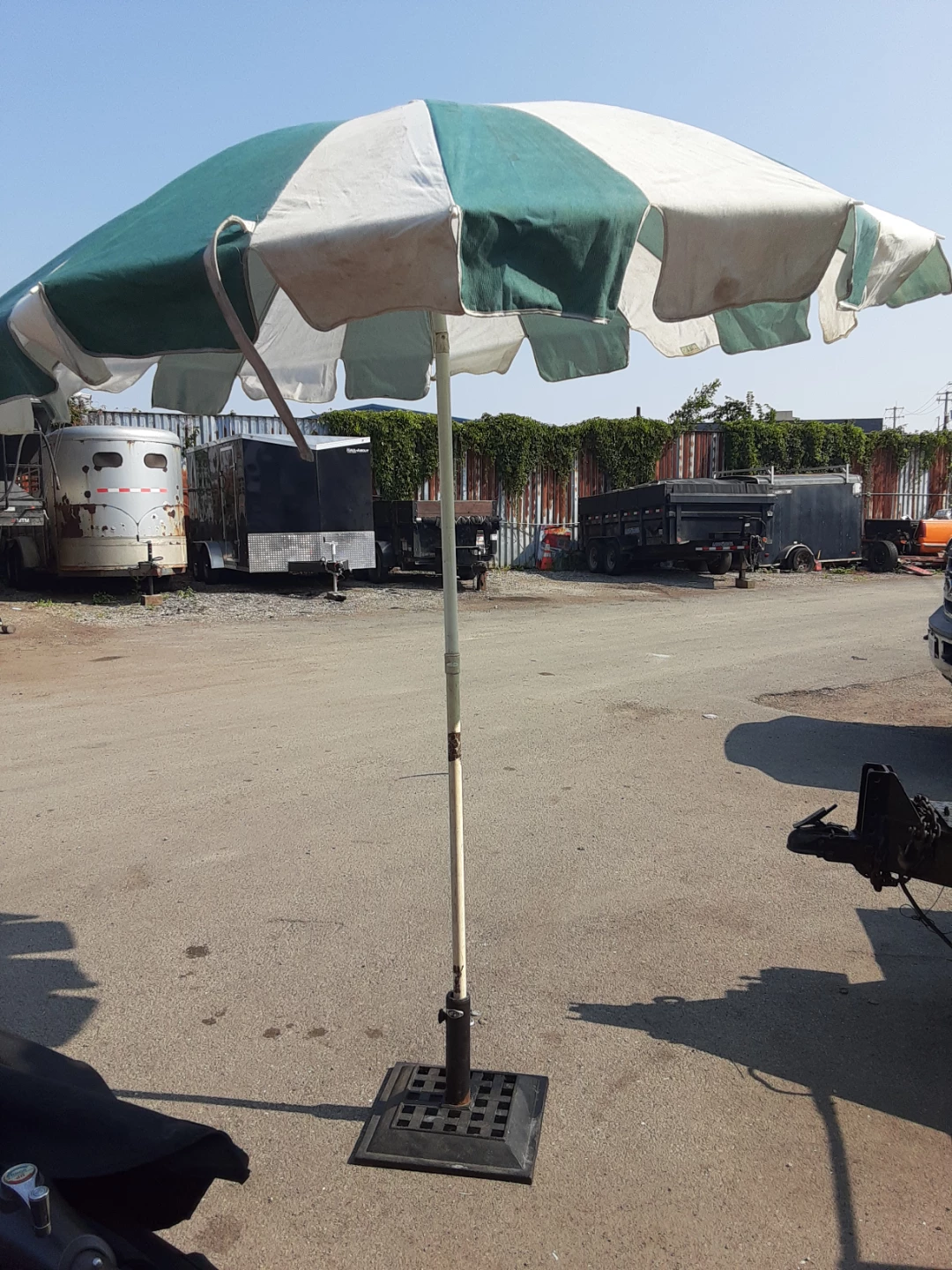 Umbrella base stand and umbrella