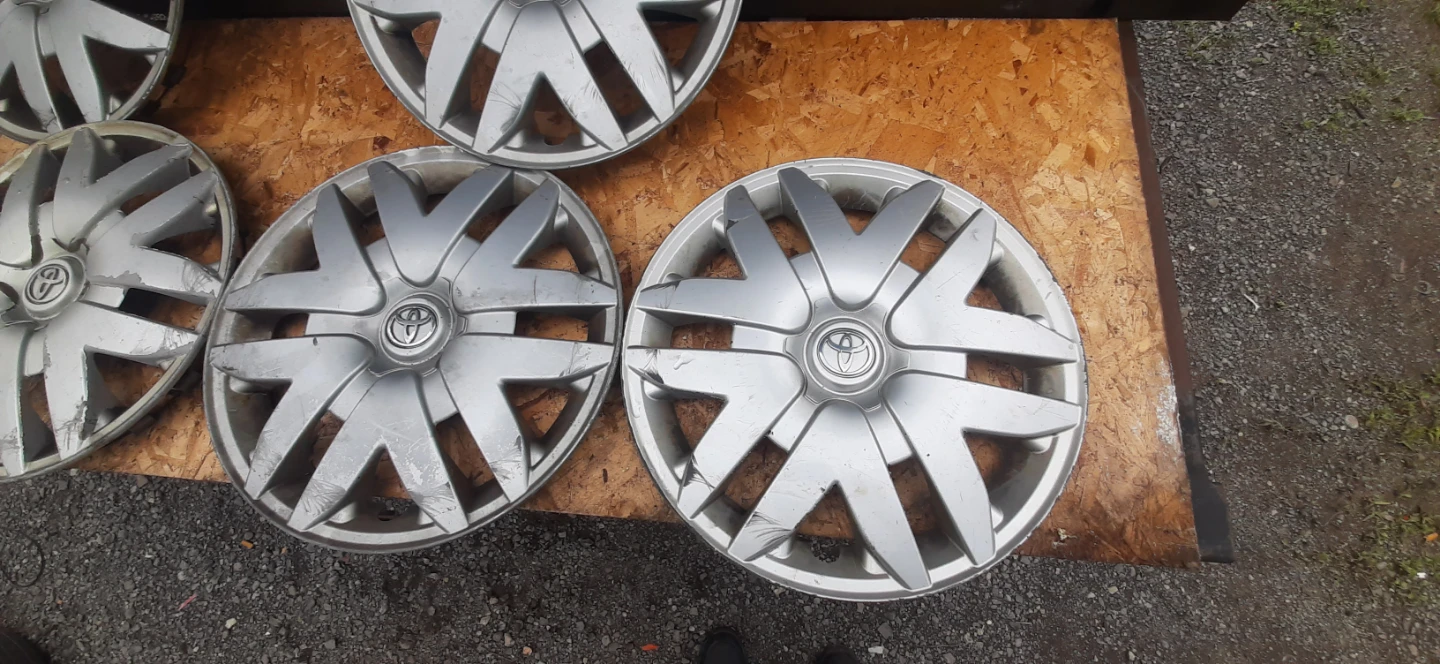 Toyota sienna hubcaps - photo 2