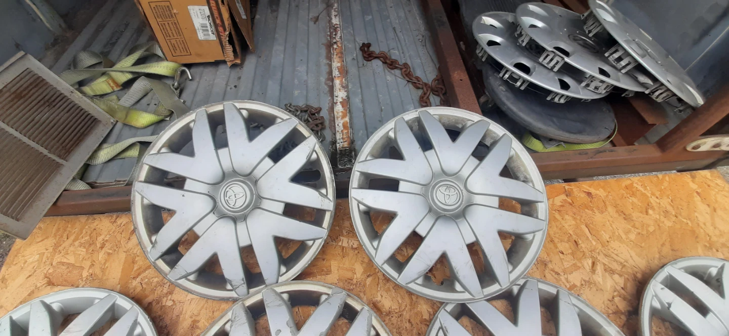 Toyota sienna hubcaps - photo 4