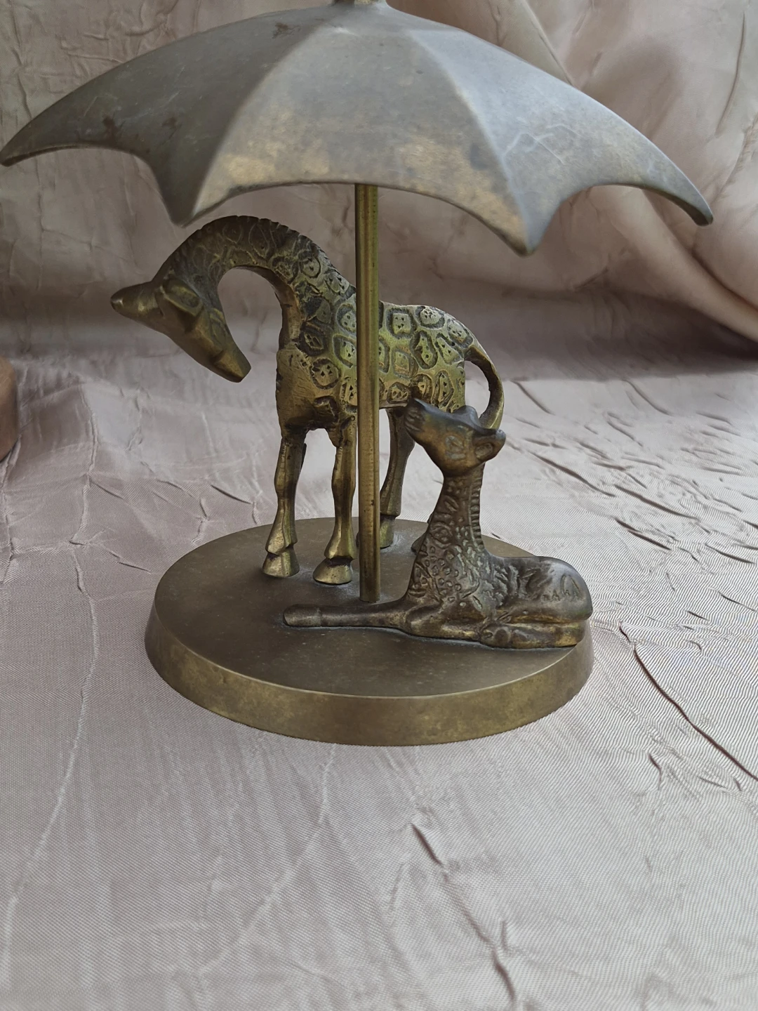 Beautiful Vintage Solid Brass Mom & Baby Giraffes Under Umbrella - photo 3