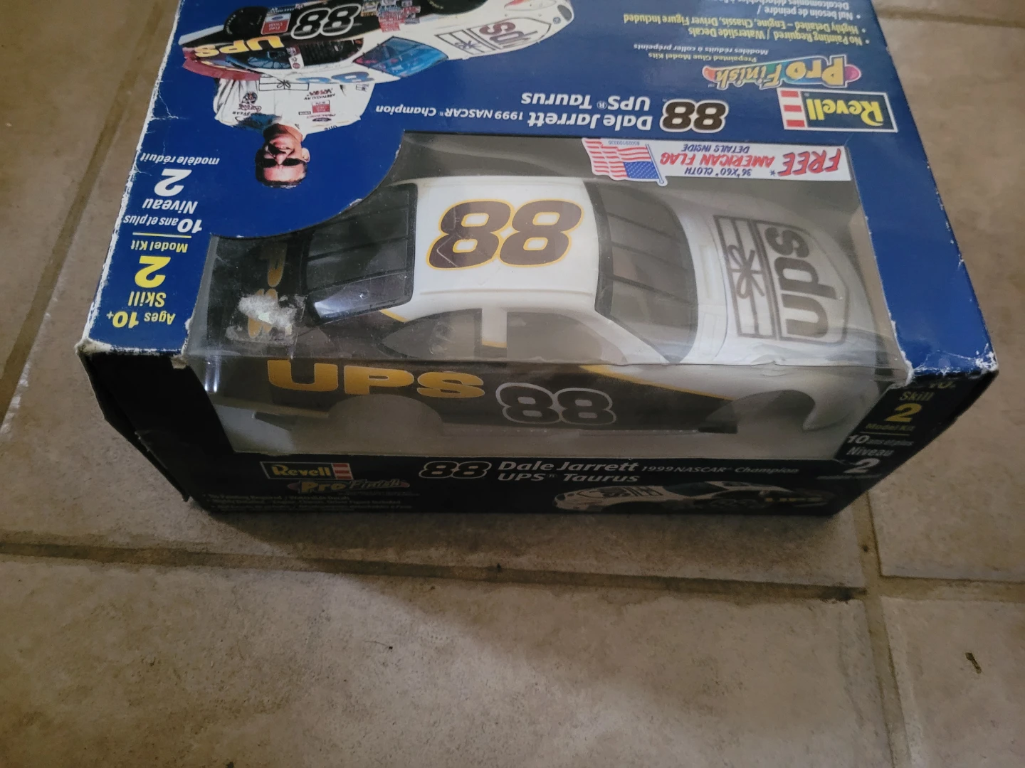 Revell 1999 NASCAR Champion Dale Jarrett UPS #88 Model Kit - photo 2