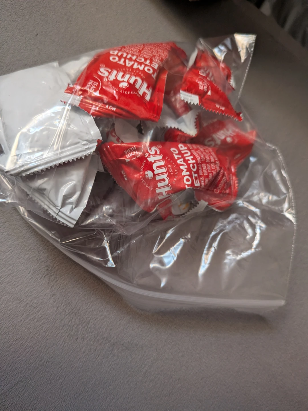 Hunt's Tomato Ketchup Single Serve Packets (Approx. 6)