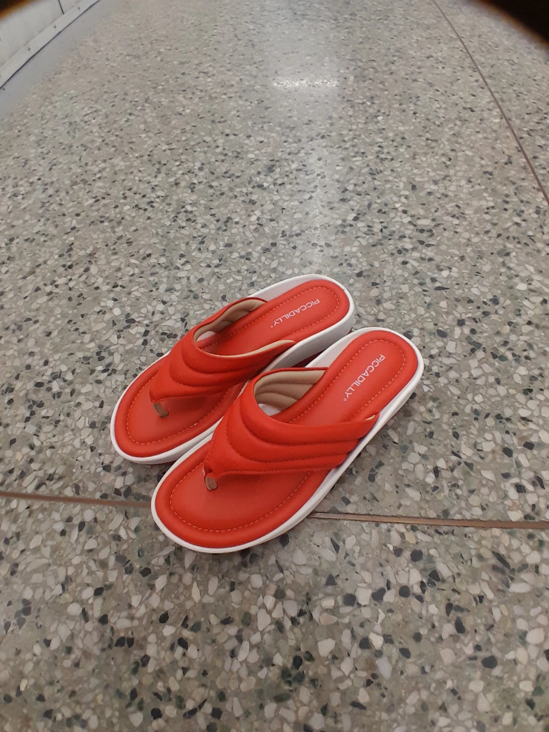 Piccadilly Red Thong Sandals Women's Size 6