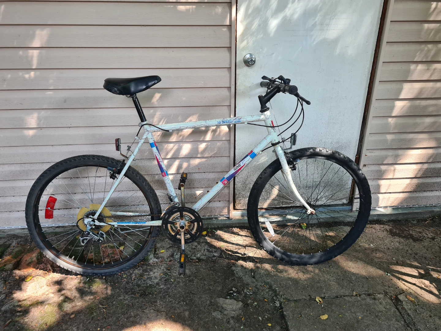 Sutek White 18-Speed Mountain Bike