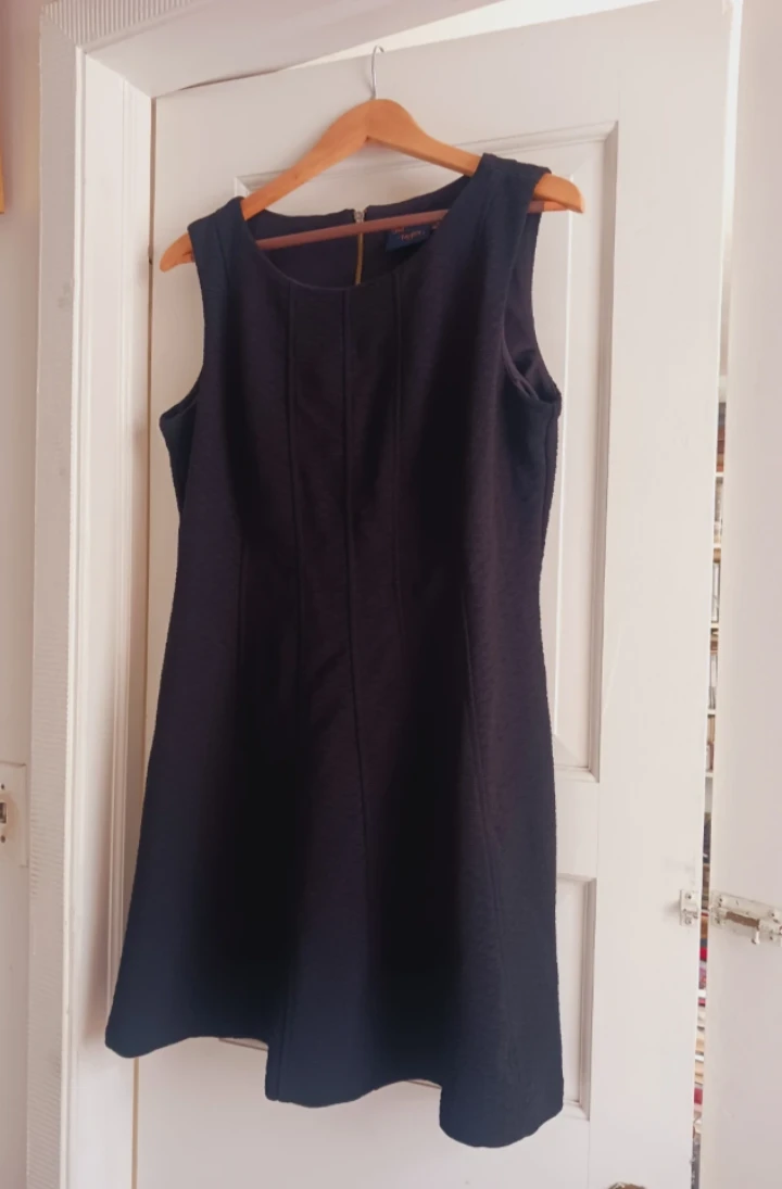 Beautiful Black sleeveless dress. Size 14. - photo 3