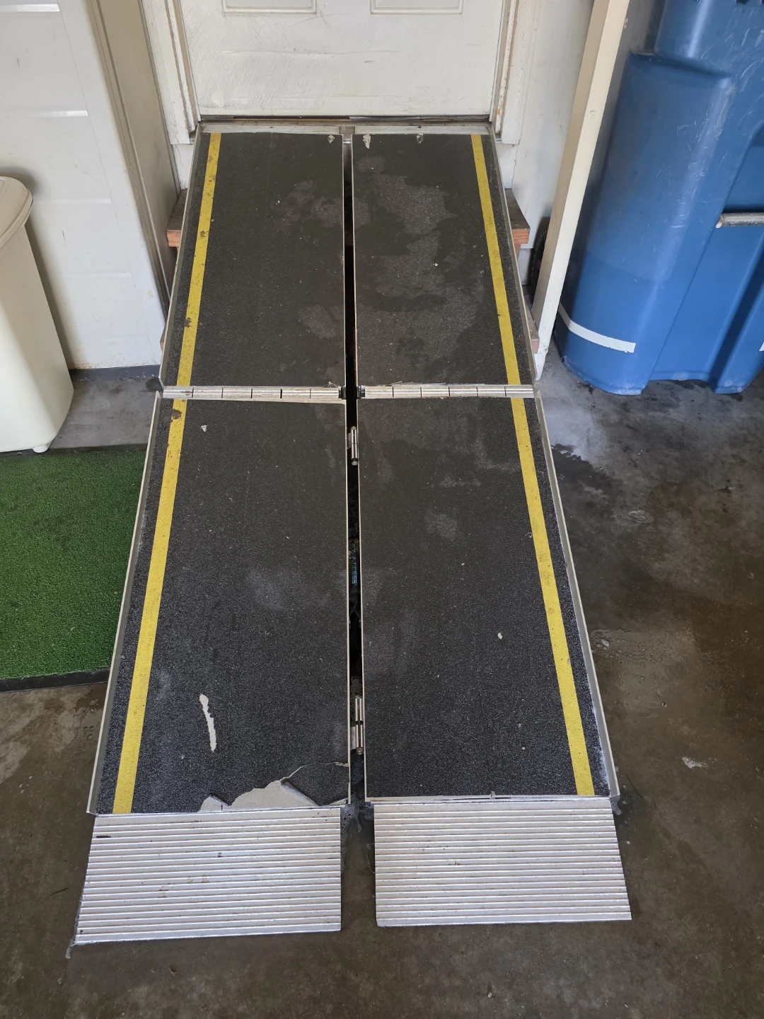 EZ-ACCESS TRIFOLD Advantage Series Ramp