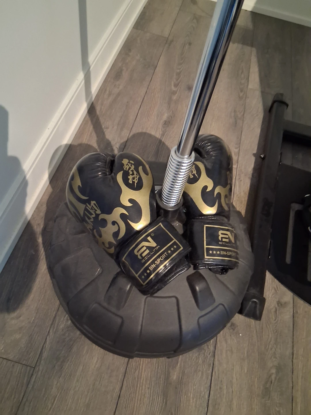 Adjustable punching bag stand with gloves - photo 2