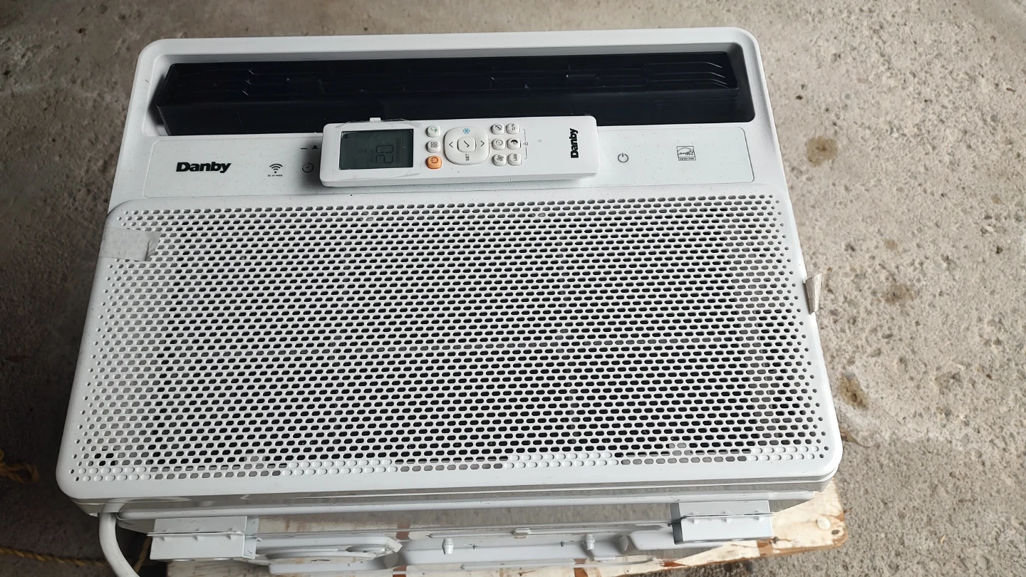 Danby Air Conditioner with Remote - photo 3