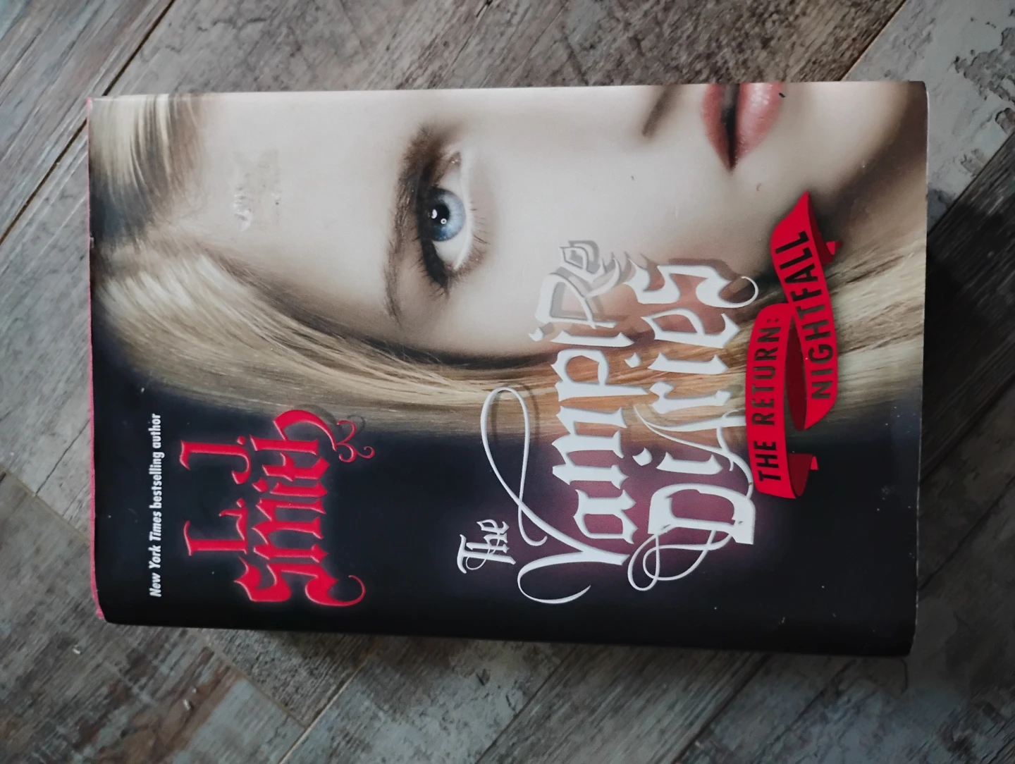Hard cover book of The Vampire Diaries: The Return Nightfall - photo 3