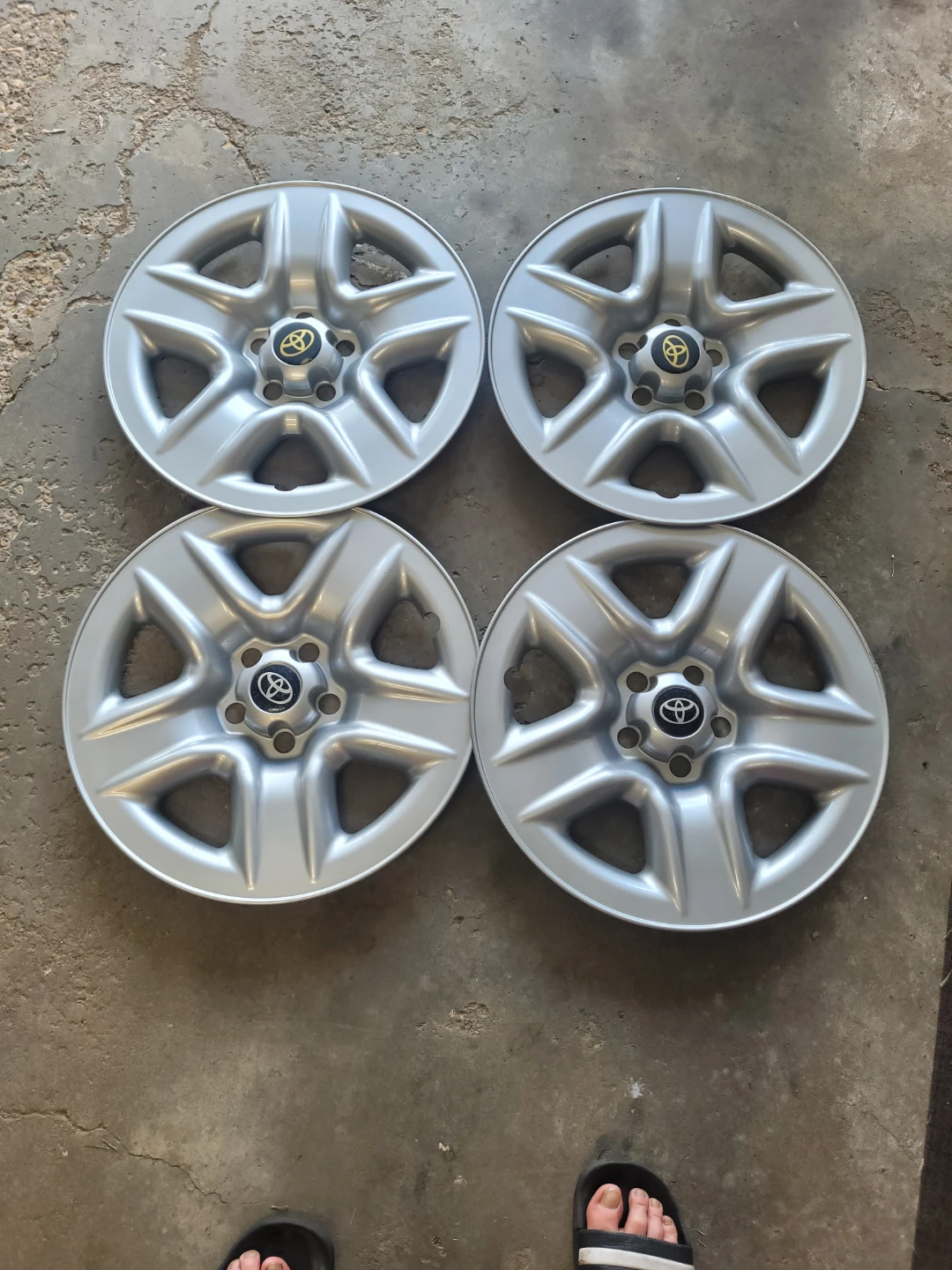 Set of 4 Toyota hubcaps for 06 12 Rav4