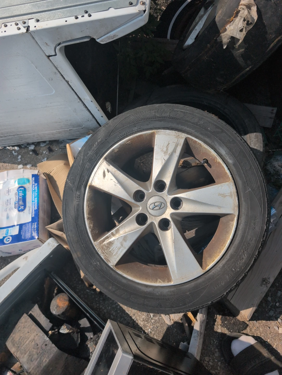 Hyundai Alloy Wheel with Tire 205/55R16