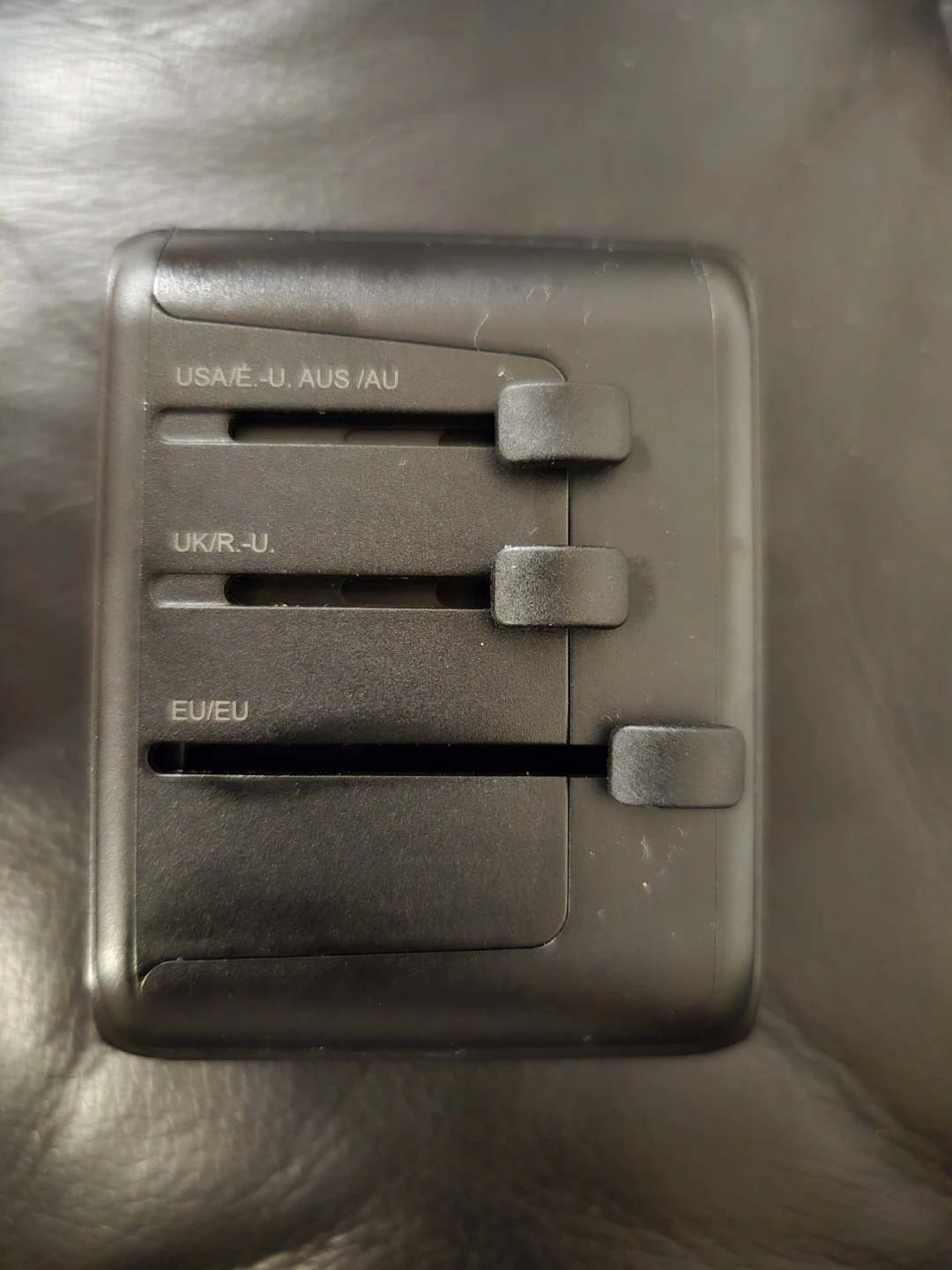Air Canada Travel Adapter with 3 USB Ports & 1 Type C - photo 3