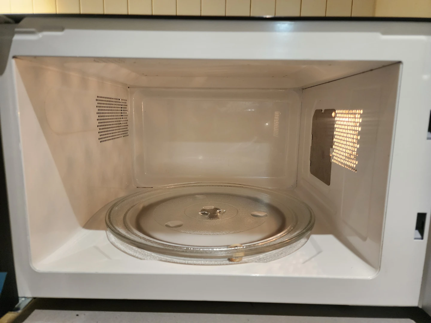 Hamilton Beach Microwave Oven - photo 2