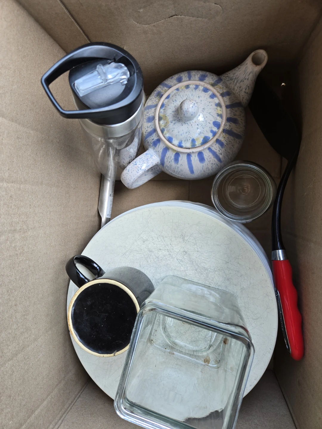 Assorted kitchenware