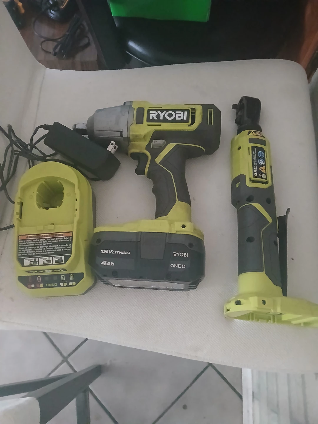 Half inch impact  whit ratchet batery and charger