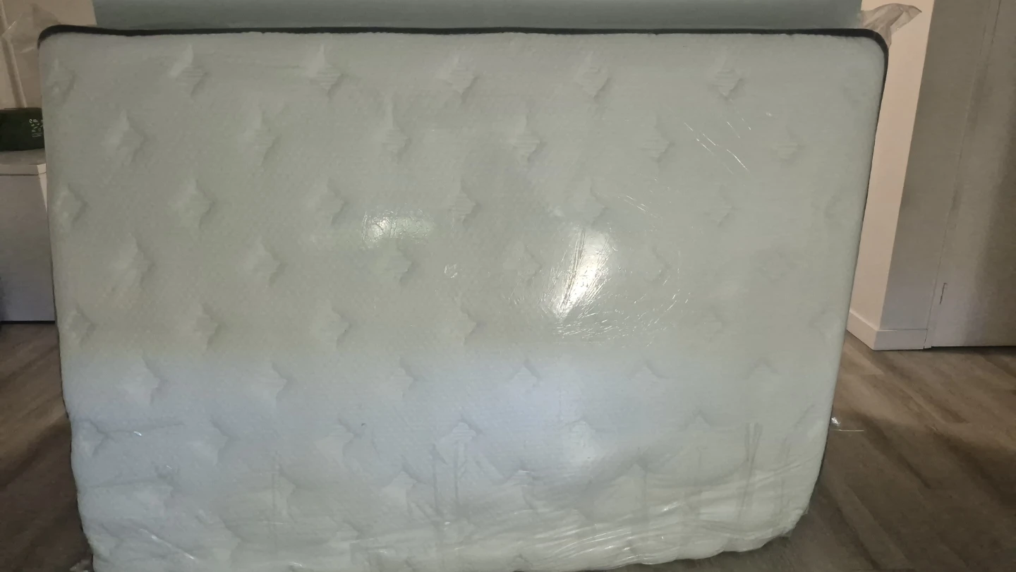 Hybrid Spring/Memory Foam Medium Plush Queen Mattress – Like New - photo 3