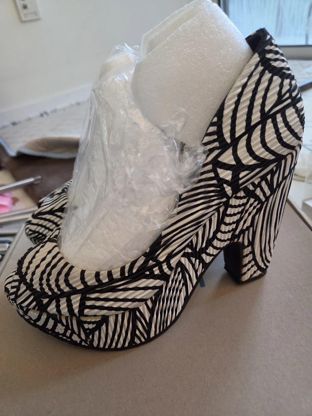 Women's Black and White Patterned Heels - Size 39 - photo 5