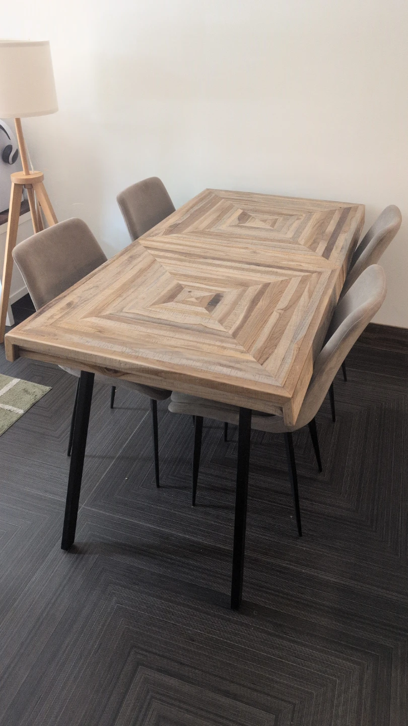 Dining table and 4 chairs (Structube)