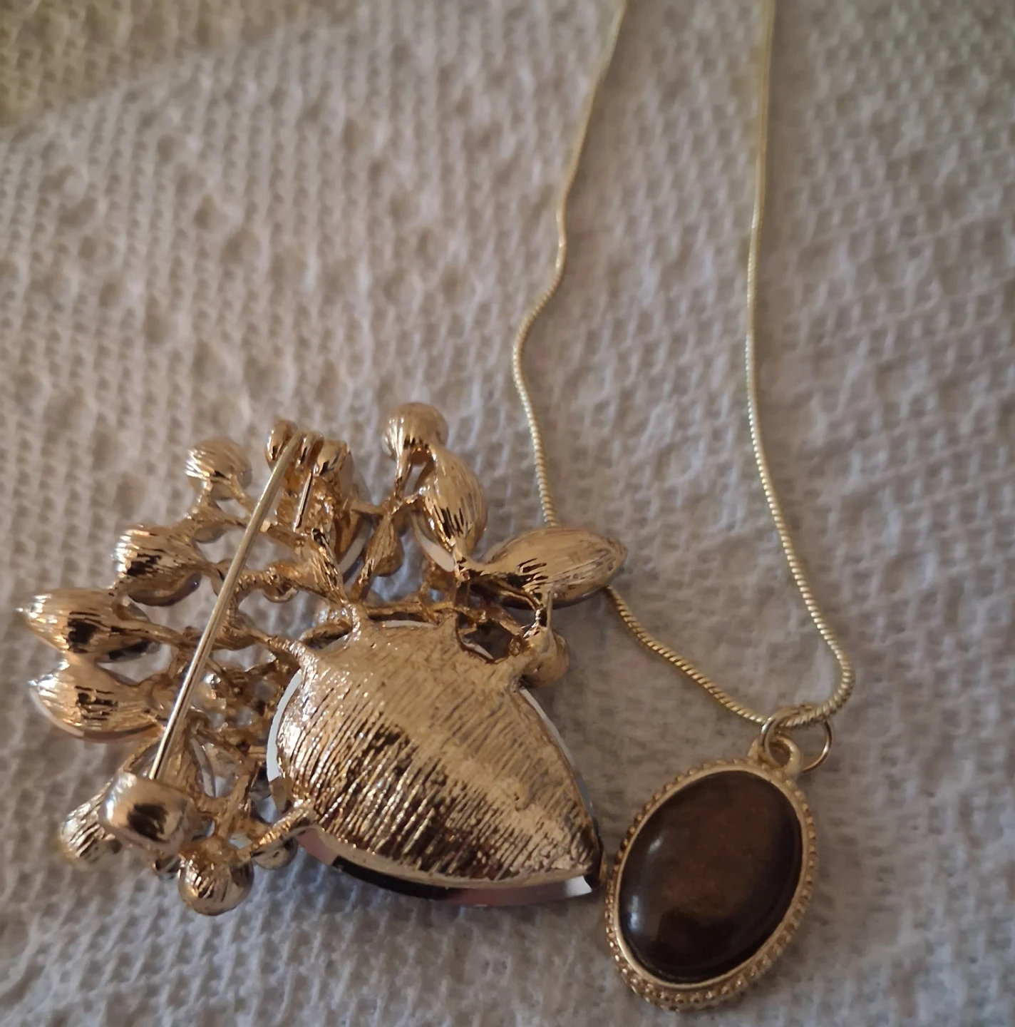 Gold-tone Oval Pendant Necklace with Brooch - photo 3