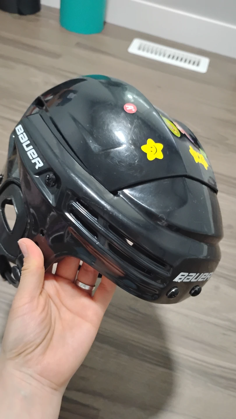 Selling kids’ ice skates and helmet. - photo 2