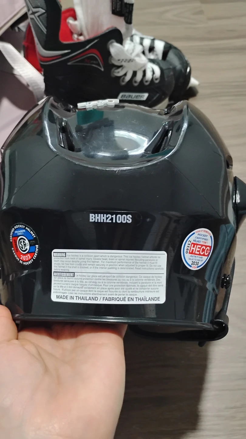 Selling kids’ ice skates and helmet. - photo 3