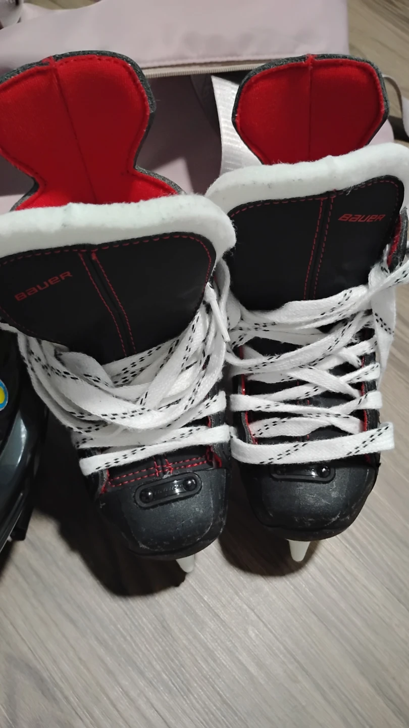 Selling kids’ ice skates and helmet. - photo 4