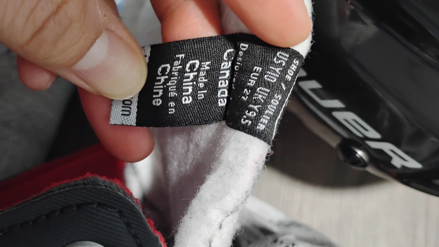 Selling kids’ ice skates and helmet. - photo 5