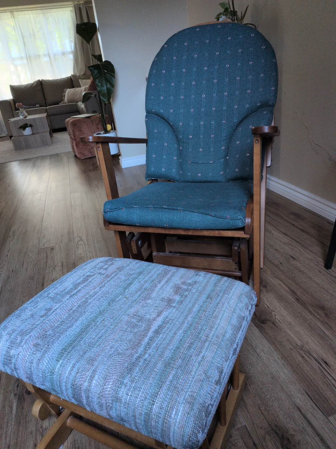 Glider chair with gliding ottoman - photo 3