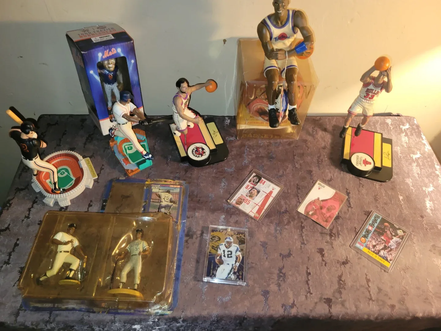 Collectibles Lot  Michael Jordan Brett Favre Figures & Cards