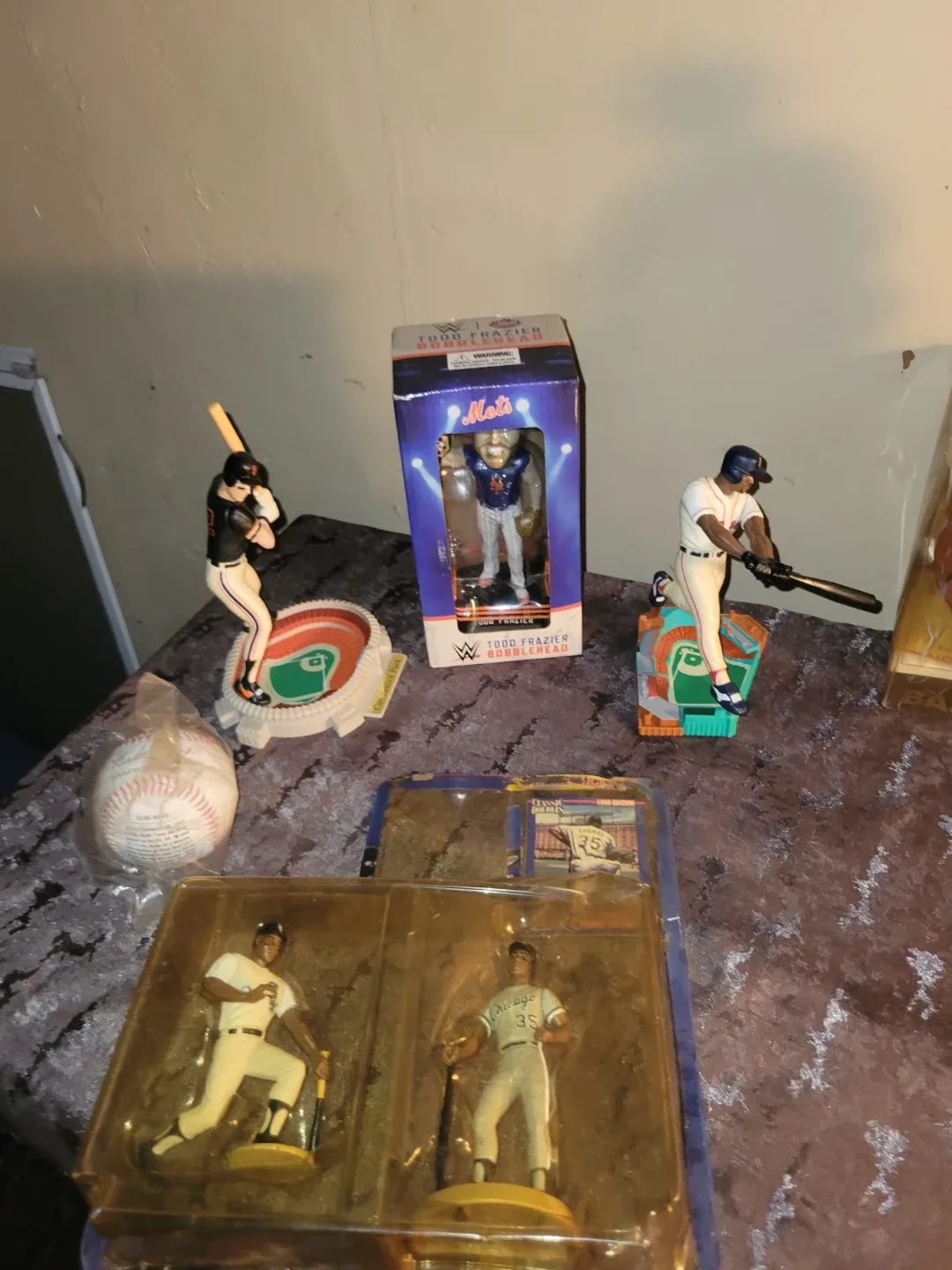 Collectibles Lot  Michael Jordan Brett Favre Figures & Cards - photo 3